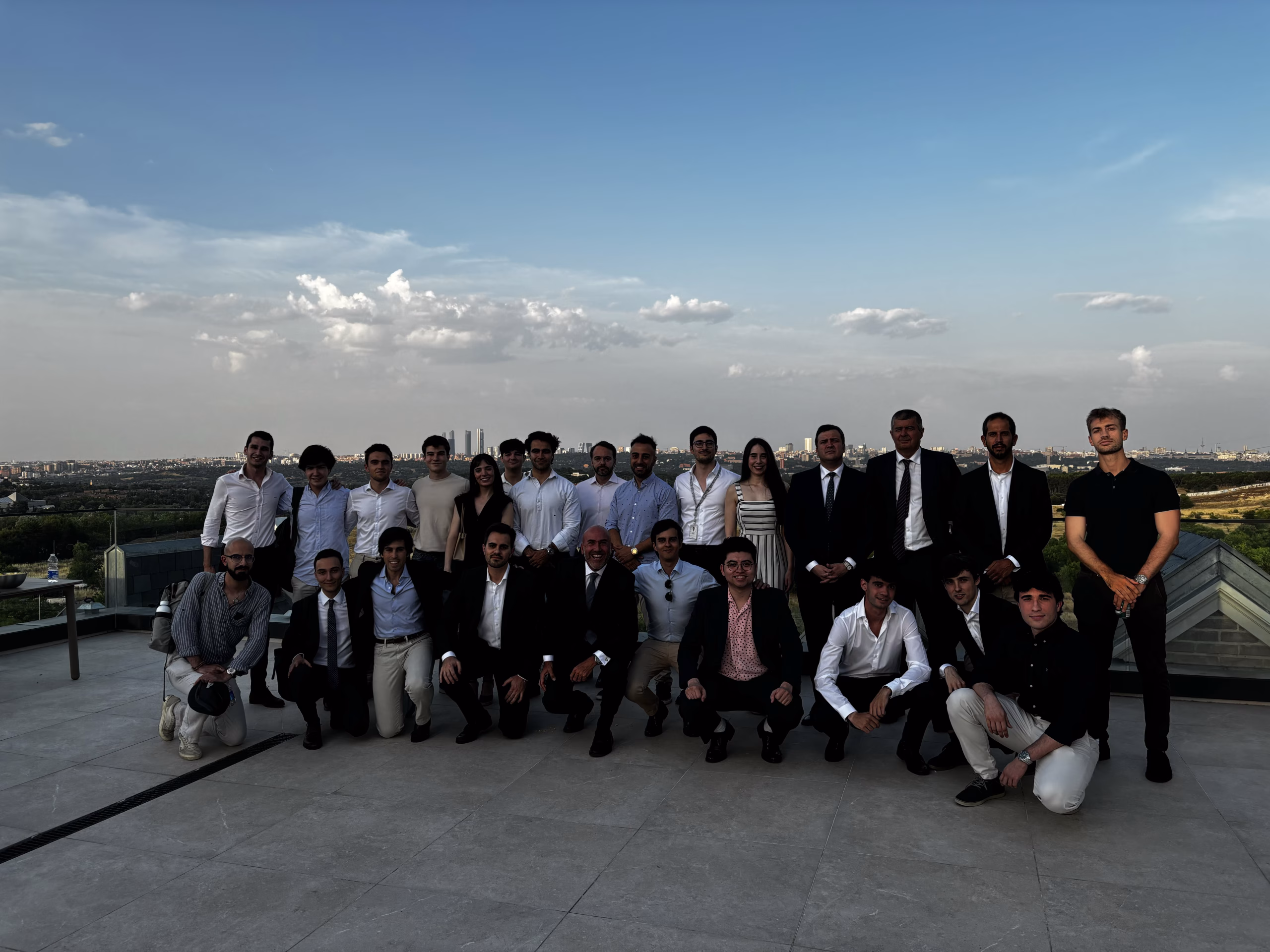 Foto de grupo del Value Challenge 2025 en el exterior